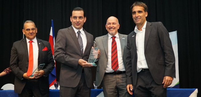 El viceministro Marlon Navarro, ecibió el reconocimiento de manos de Jorge Nowalski, presidente y Aitor Llodio, Director Ejecutivo, de la Fundación Aliarse.