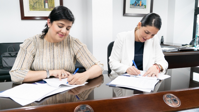 Firma de convenio por parte de la Presidenta Ejecutiva de la Junta de Administración Portuaria y de Desarrollo Económico de la Vertiente Atlántica (Japdeva) y la ministra de Mideplan, Pilar Garrido