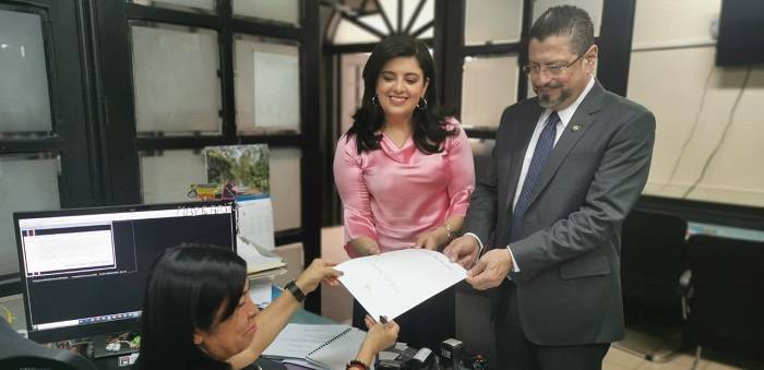 Pilar Garrido y Rodrigo Chaves presentaron proyecto ante Asamblea Legislativa